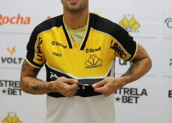 Emprestado pelo Vasco, atacante Serginho é oficialmente apresentado como reforço do Criciúma