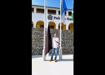 Eduardo Paes exibe bandeira do Vasco no Palácio Oeste; assista ao vídeo