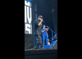 Veja trecho da apresentação de Tico Santa Cruz no show de aniversário do Vasco