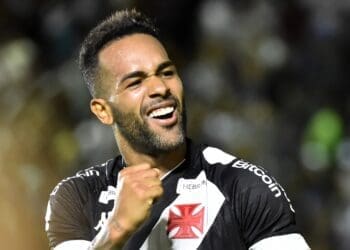 Alex Teixeira nos treinos do Vasco e pode ser relacionado para jogo com o Athletico-PR