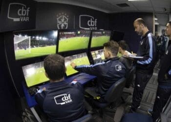 Veja a relação dos times com mais decisões contrárias e favoráveis no VAR no Campeonato Brasileiro de 2024