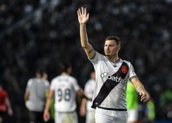 Hugo Moura supera falha no 1º turno do Brasileiro e reencontra o Athletico-PR, seu ex-clube