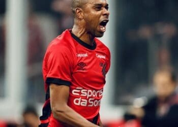 Fernandinho estará ausente nos próximos jogos do Athletico-PR contra o Vasco