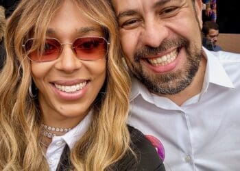 Deputada federal Erika Hilton presta homenagem aos Camisas Negras usando camisa do Vasco neste sábado