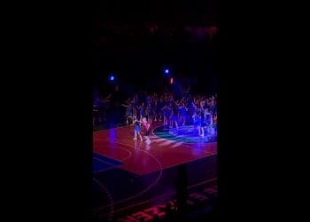 Aluno de Fortaleza faz jogada de mestre: troca camisa do Urubu pela do Vasco em apresentação com trilha sonora ‘Evoluiu’