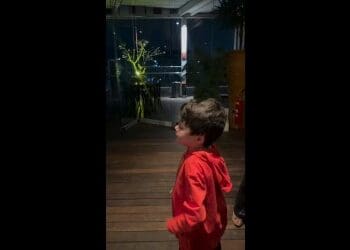 Jovem torcedor Gui une forças com Rodrigo Dinamite e Vegetti no ‘Casaca’ – Confira o vídeo!