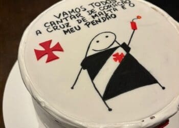 Rodrigo Dinamite celebra 32 anos e compartilha foto de bolo de aniversário vascaíno; confira