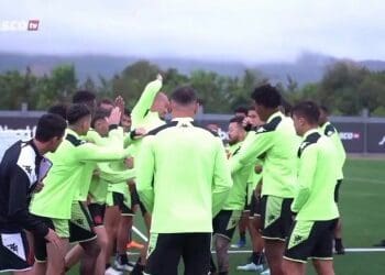 Aniversariante Emerson Rodríguez passou por ‘corredor polonês’ no treino deste domingo; veja