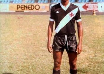Romário em destaque: foto icônica com a camisa cruzmaltina em 1985, ano de sua estreia nos gramados profissionais