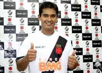 Andrade e Edmundo balançam as redes pelo Vasco contra o Athletico-PR