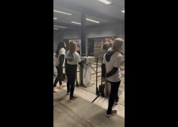 Torcida vascaína marca presença em São Januário antes do jogo; confira o vídeo