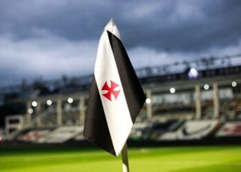 “Vasco reverencia São Januário: o lar dos vascaínos”