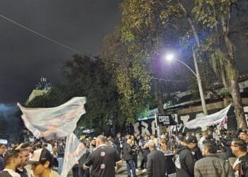 Vereadores fazem campanha próxima ao estádio de São Januário antes do jogo entre Vasco e Athletico-PR