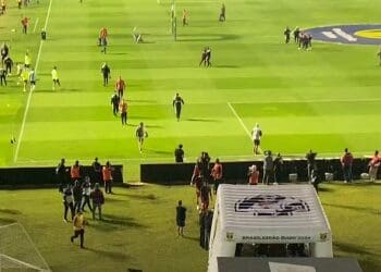 “Praxedes, do Athletico-PR, visita São Januário e cumprimenta equipe do Vasco”