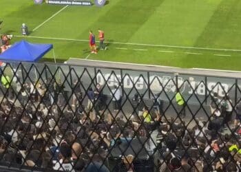 Vascaínos provocam Praxedes antes do confronto contra o Athletico-PR; assista aos vídeos