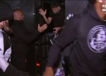 Vegetti marca presença em São Januário usando tênis do Vasco; confira o vídeo