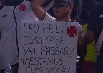 Léo conta com o incentivo de um jovem vascaíno em São Januário; confira a imagem do cartaz