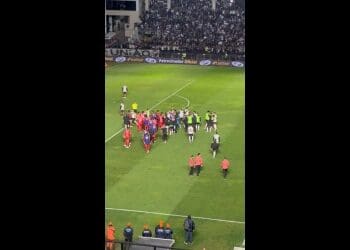 Briga pós-jogo entre Vasco e Athletico-PR capturada em vídeo