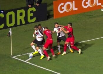 Atletico-PR ataca e empurra 3 jogadores do Vasco no final do jogo; confira o lance