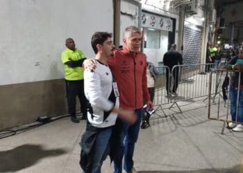 Após partida em São Januário, torcedor do Vasco registra momento com diretor do Athletico-PR, Paulo Autuori