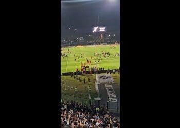 Atleta do Athletico-PR e segurança do Vasco trocam socos em confusão durante partida