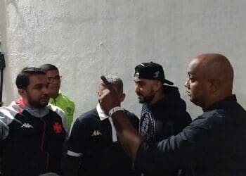 Payet e Léo distribuem autógrafos para a torcida vascaína em São Januário após a vitória da equipe