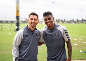 Emerson Rodríguez elogia Messi, seu ex-companheiro de clube: ‘Ele é de outro mundo, dá para aprender muito com ele’
