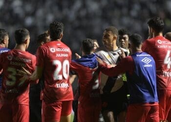 Briga entre jogador do Athletico-PR e segurança do Vasco é registrada na súmula do árbitro