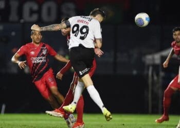 Vegetti cabeceia para marcar para o Vasco contra o Athletico — Foto: André Durão