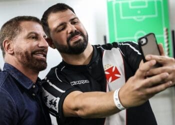 Sócios do Vasco marcam presença em dia de jogo; confira as imagens