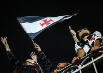 Em São Januário, Vasco exibe torcedores durante duelo contra o Athletico-PR: confira as fotos