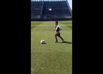 Herdeiro de Odvan mostra habilidades no campo do Vasco; confira o vídeo