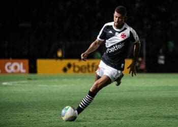 João Victor com problemas na coxa pode ficar de fora do jogo contra o Athletico-PR nesta quinta-feira