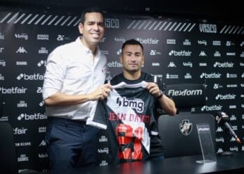 Jean David assume a camisa 21 e posa para fotos no Vasco da Gama