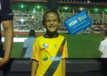 Vasco exibe fotos de Myla, volante, criança, vestindo camisas do clube.