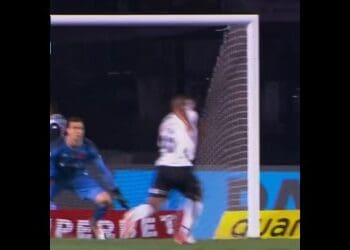 Vasco elogia atuação defensiva de Léo Jardim contra o Athletico-PR no Brasileirão