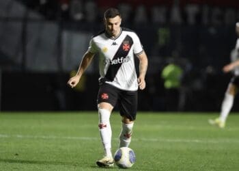 Hugo Moura brilha em campo: Confira seus números no jogo entre Vasco e Athletico-PR