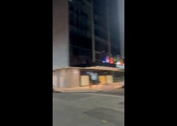 Delegação do Athletico-PR recebida com queima de fogos durante a madrugada ao lado do hotel