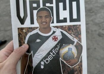 “Capa da Revista do Vasco #05: Mateus Carvalho brilha em nova edição distribuída em São Januário nesta quinta-feira!”