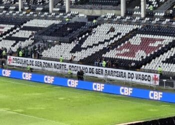 “Barreira do Vasco: Faixa ‘Orgulho de ser Zona Norte’ é desfraldada em São Januário”