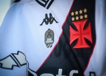 Vasco homenageará Juan Izquierdo, do Nacional-URU, com patch na camisa em partida emocionante