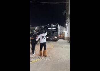 Vasco mostra a chegada do time em São Januário em vídeo exclusivo