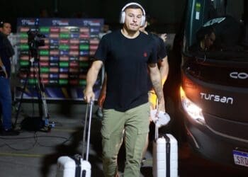 Confira imagens da chegada triunfal do elenco do Vasco ao estádio de São Januário