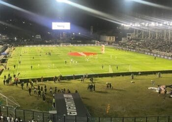 Aquecimento de jogadores de Vasco e Athletico-PR em São Januário