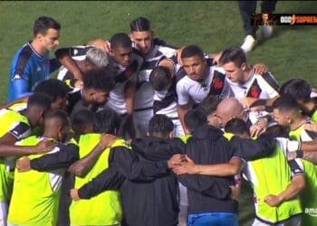 Vasco realiza encontro no campo antes da partida contra o Athletico-PR