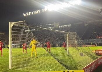 Replay: Hugo Moura marca um belo gol contra o Athletico-PR de um novo ângulo