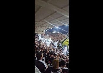 Torcida do Vasco comemora em grande estilo em São Januário após a partida