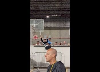 Payet interage com torcida, tira fotos na saída de São Januário