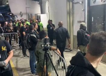 Emerson Rodríguez deixa o campo com lesão; confira