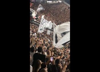 Vasco compartilha vídeo mostrando a união das torcidas em diferentes regiões da cidade